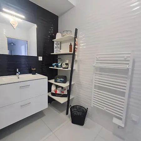 Contemporain 3 Avec Vue Sur Canal, Parking Et Internet A Nancy